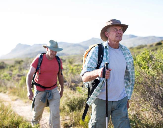 Personas caminando por sendero montañoso