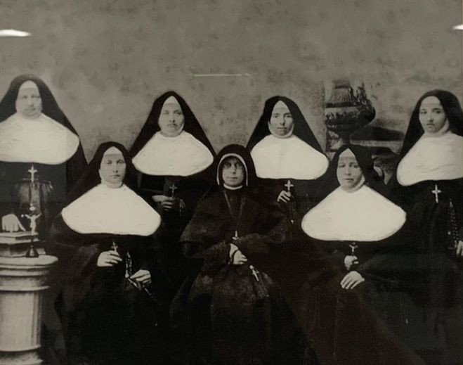 Grupo histórico de religiosas en retrato