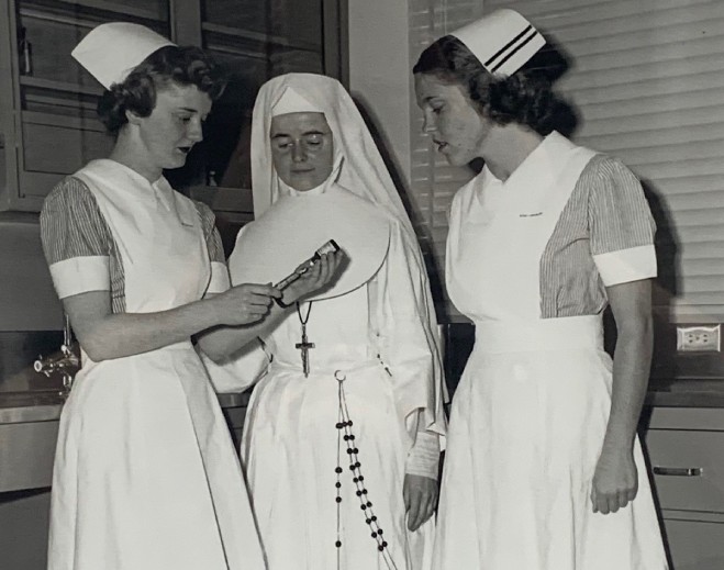 Monja y enfermeras en capacitación médica